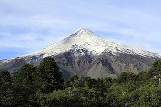 Vista del volcán Lanín desde el parque nacional en Argentina
