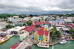 Vista del puerto marítimo de Saint John con embarcaciones