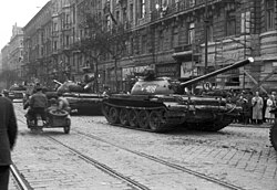 Tanques soviéticos T-54 en las calles de Budapest