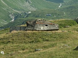 Cañones camuflados y fortificaciones cerca del paso alpino de San Gotardo