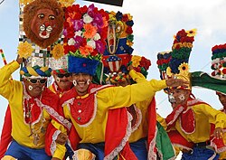 Danzantes con trajes tradicionales de la danza de congos en el Carnaval de Barranquilla.