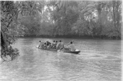 Canoa tradicional desplazándose por el río Canjambari en Guinea-Bisáu en 1973.