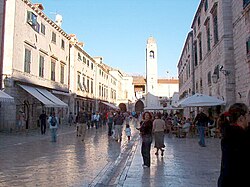 Calle principal Stradun dentro de las murallas históricas