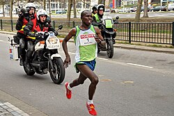Samuel Wanjiru rompiendo el récord mundial en la media maratón de 2007