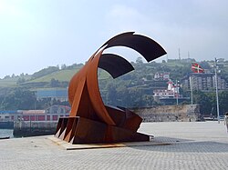Escultura La Ola en el puerto deportivo de Bermeo