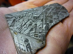 Estructura de Widmanstätten en un meteorito