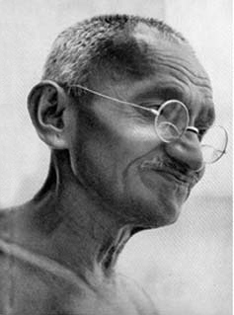 Mahatma Gandhi sentado reflexionando pacíficamente
