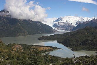 Vista panorámica del Lago Dickson con glaciares y cerros de fondo