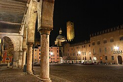 Vista nocturna de la Plaza Sordello en Mantua