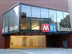Acceso peatonal a la estación Jonio de la Línea B1