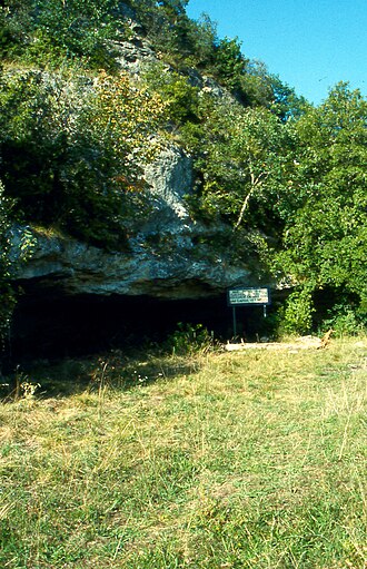 Placa informativa sobre los sitios prehistóricos y grutas decoradas del valle del Vézère