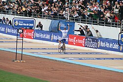 Tom Boonen celebrando la victoria en el velódromo de Roubaix