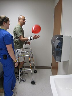 Sesión de terapia ocupacional con un paciente en proceso de recuperación
