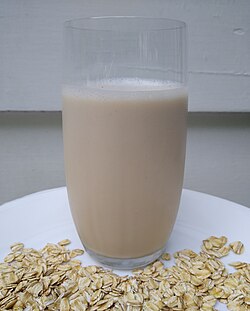 Bebida de avena en un vaso