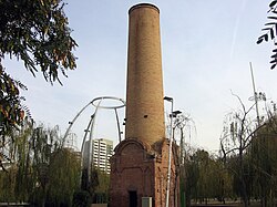 Chimenea industrial integrada en el Parque del Centro del Poblenou