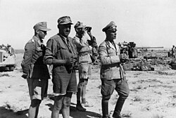 Rommel supervisando el campo de batalla en El Alamein