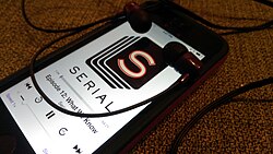 El pódcast Serial siendo reproducido a través de la aplicación Pocket Casts en un iPhone.