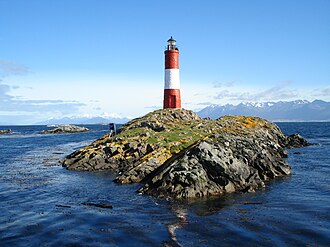 Faro Les Éclaireurs sobre su islote rocoso