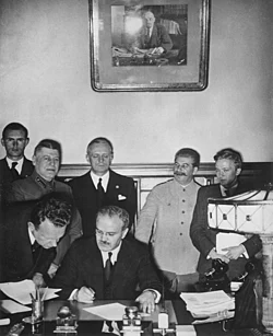 Vyacheslav Mólotov firmando el Pacto de no-agresión germano-soviético