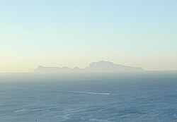 Vista de la costa y formaciones rocosas de la isla de Capri desde el mar