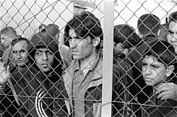 Migrantes en un centro de detención en Grecia