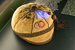 Gorra de competencia de la USFSA con dos anillos entrelazados.
