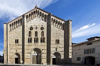 Fachada principal de la Basílica de San Miguel de Pavía