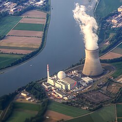 Planta nuclear comparada con la infraestructura de energías alternativas