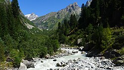 Pequeño río en un entorno natural de Georgia