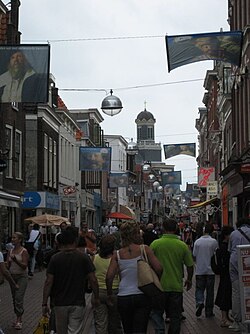 Calle comercial Haarlemmerstraat en el centro de Leiden