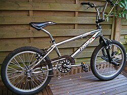 Bicicleta de BMX con un protector de cadena atornillado a la estructura