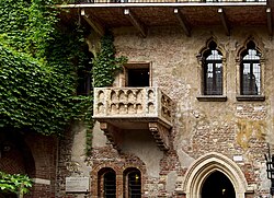 Fotografía del célebre balcón de Julieta en Verona, asociado a la obra de Shakespeare.