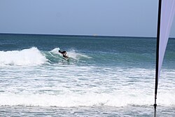 Surfista ejecutando maniobra en el agua