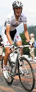 Andy Schleck luciendo el maillot blanco en el Tour de Francia