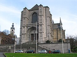 La colegiata de San Waltrude y el campanario