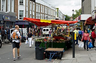 Puestos de comercio callejero en un mercado de Londres