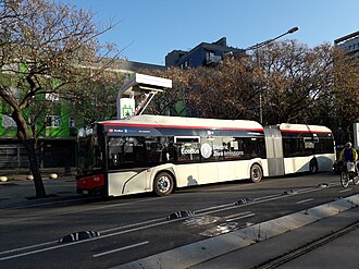 Autobús eléctrico Solaris Urbino IV 18 cargándose mediante pantógrafo