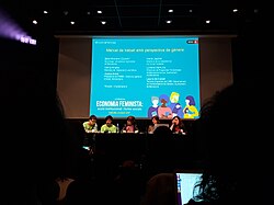 Mesa de discusión sobre el mercado laboral en Barcelona, España