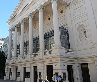 Fachada o vista representativa relacionada con la Royal Opera House en Londres