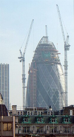 La torre 30 St Mary Axe durante su fase de construcción
