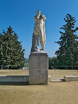 Estatua de Trajano divinizado en el sitio arqueológico de Itálica.
