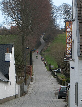 Ciclistas ascendiendo el Koppenberg