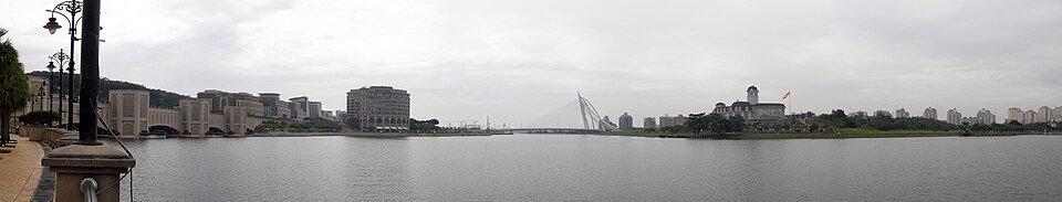 Panorámica urbana de Putrajaya mostrando sus edificios gubernamentales y espacios acuáticos