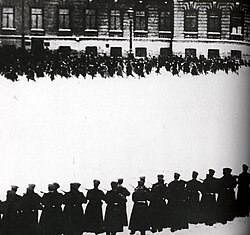 Fotograma de la película Devyátoie yanvaryá de Viacheslav Viskovski que muestra la línea de soldados frente a manifestantes