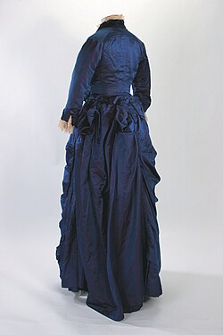 Traje de dos piezas azul regio usado por la señorita Mary Ann Mitchelson en la década de 1870.