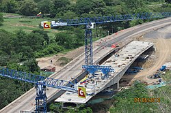 Construcción de puentes en el corredor vial.