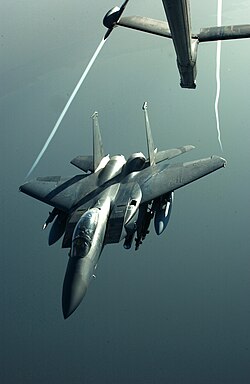 Cazabombardero F-15E realizando reabastecimiento en vuelo