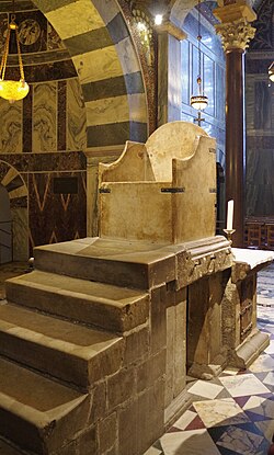Real trono de Carlomagno en la catedral de Aquisgrán.