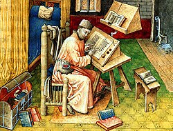 Monje copista medieval trabajando en un manuscrito.