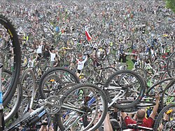 Ciclistas levantando sus bicicletas en Budapest